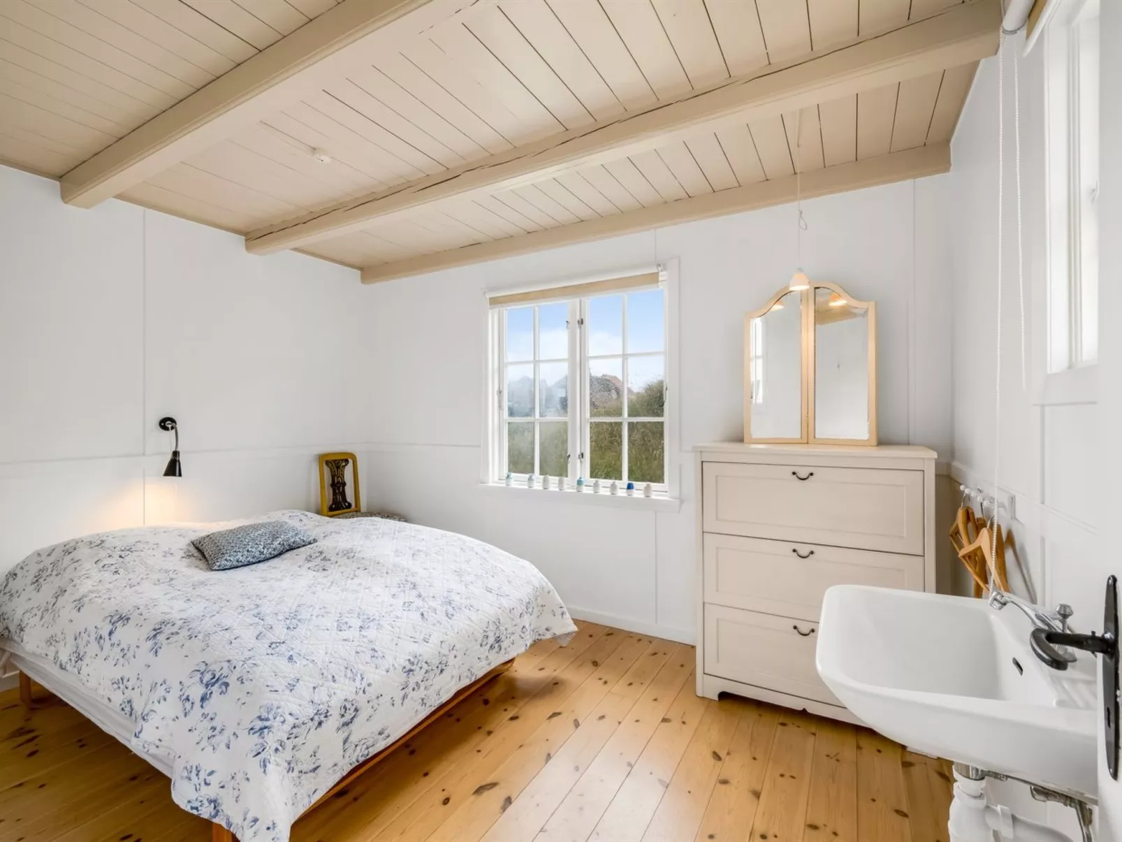 "Jamie" - 200m from the sea-Inside