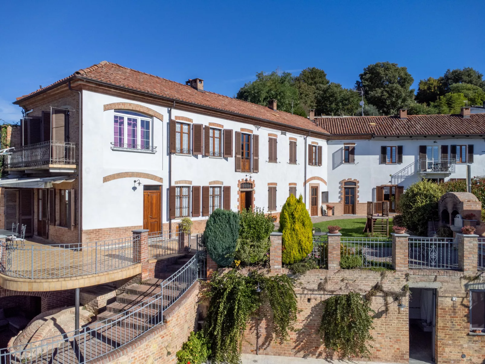 Le Rose d'Antan-Outside