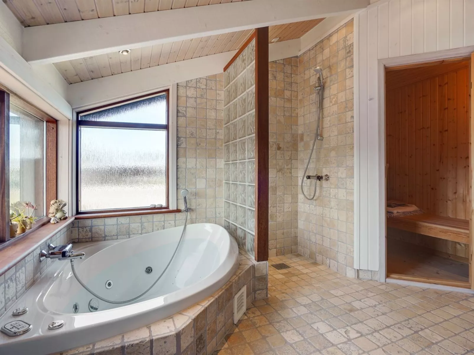 "Gyda" - 100m from the sea-Drinnen