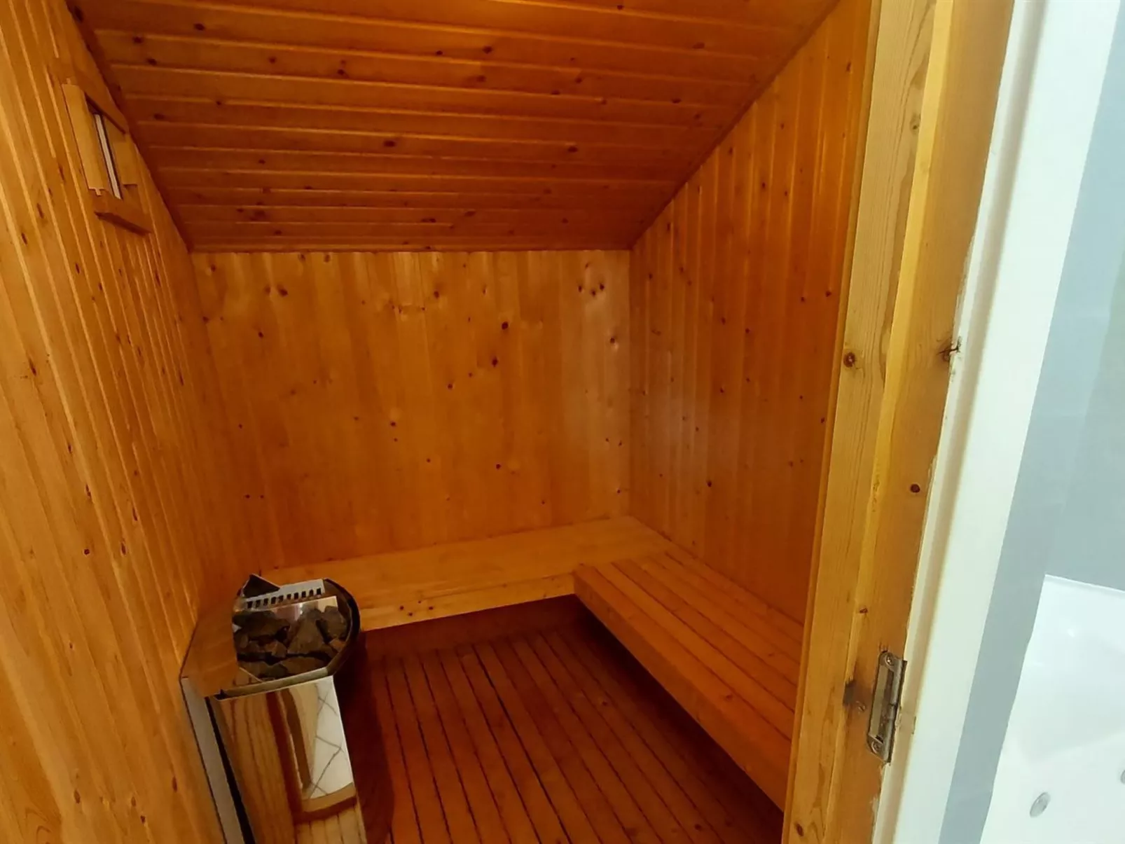 "Thorin" - 100m from the sea-Drinnen