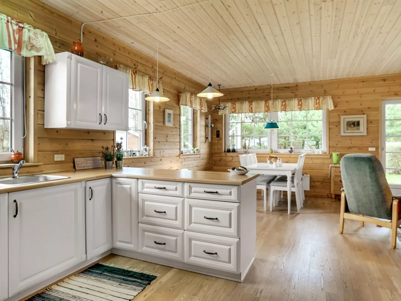 "Goti" - 1km to the fjord-Drinnen