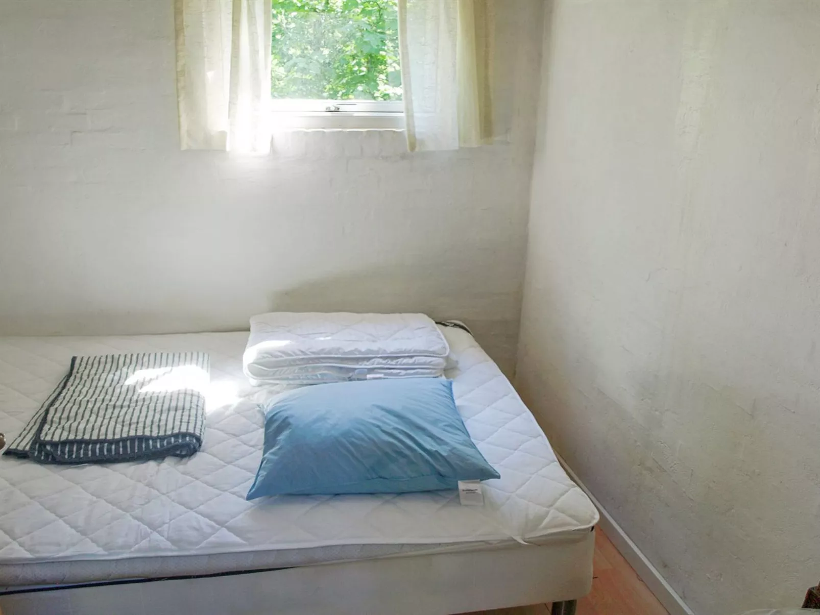 "Laurine" - 2.7km from the sea-Inside