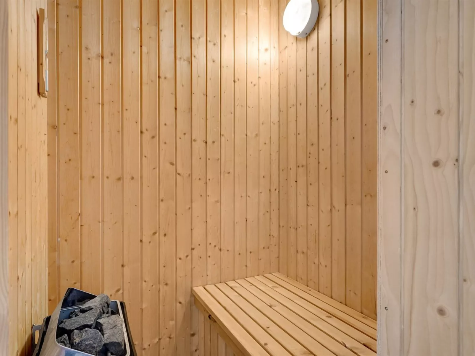 "Jarik" - 1.2km to the fjord-Inside