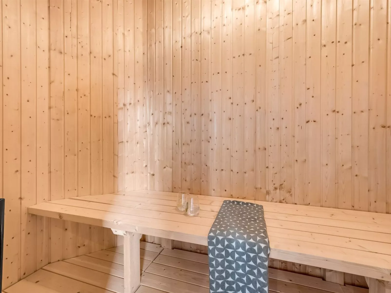 "Saara" - 700m to the fjord-Drinnen