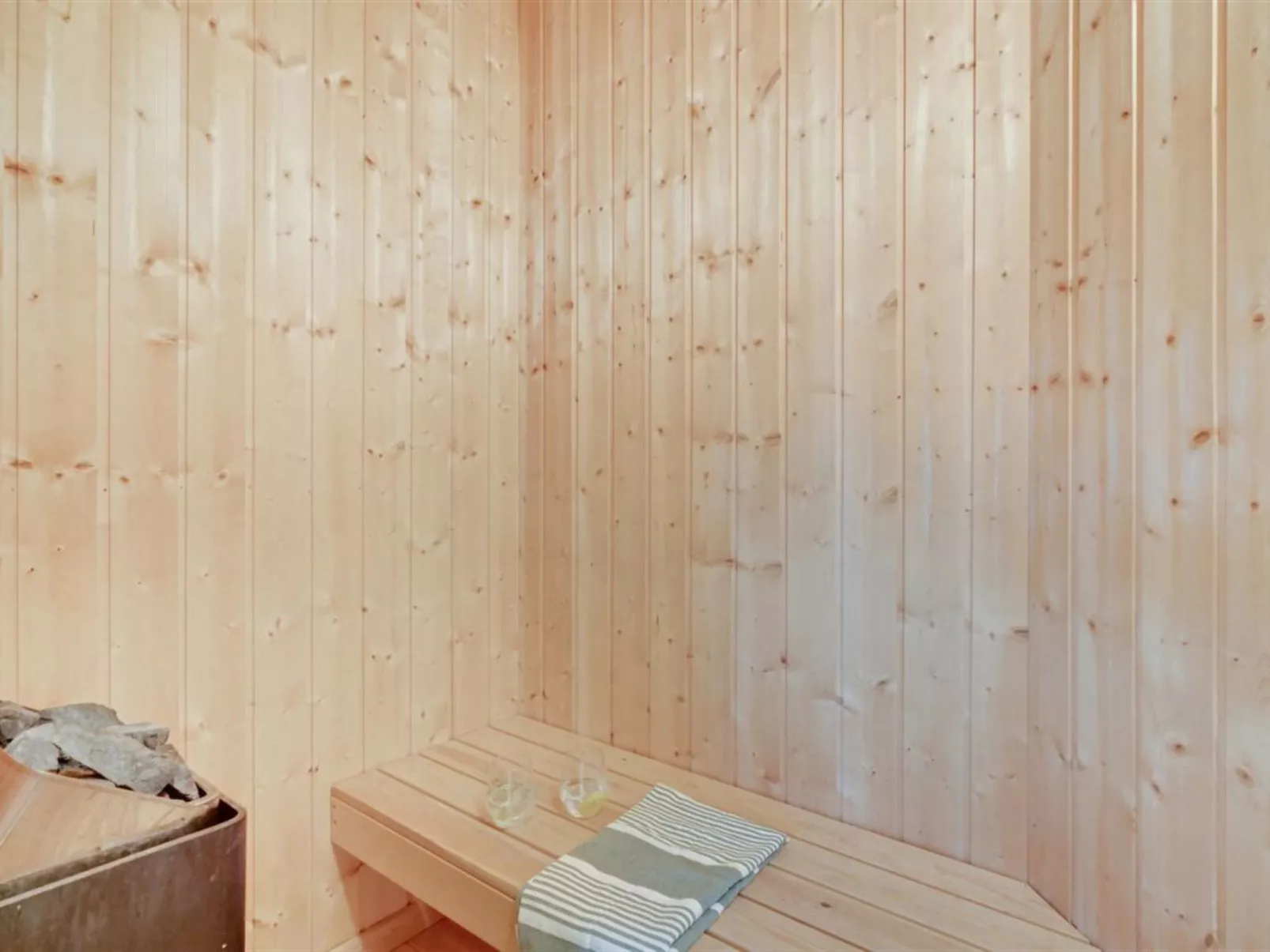 "Clarina" - 800m to the fjord-Dedans