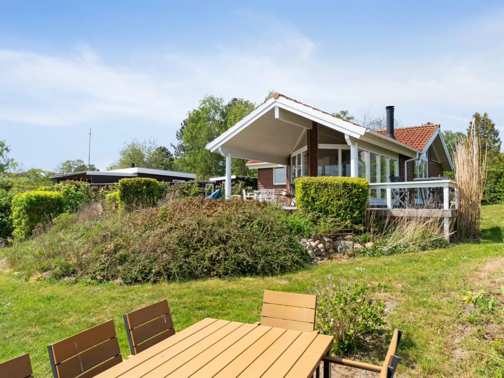 "Brunman" - 10m to the fjord-Outside