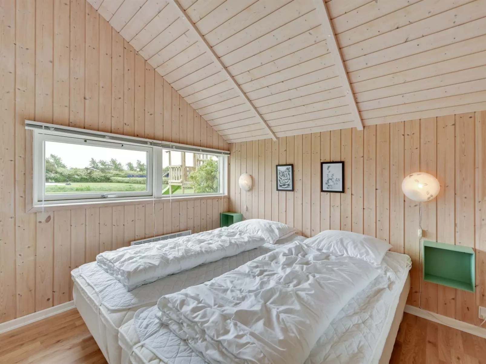 "Binna" - 1.2km to the fjord-Drinnen