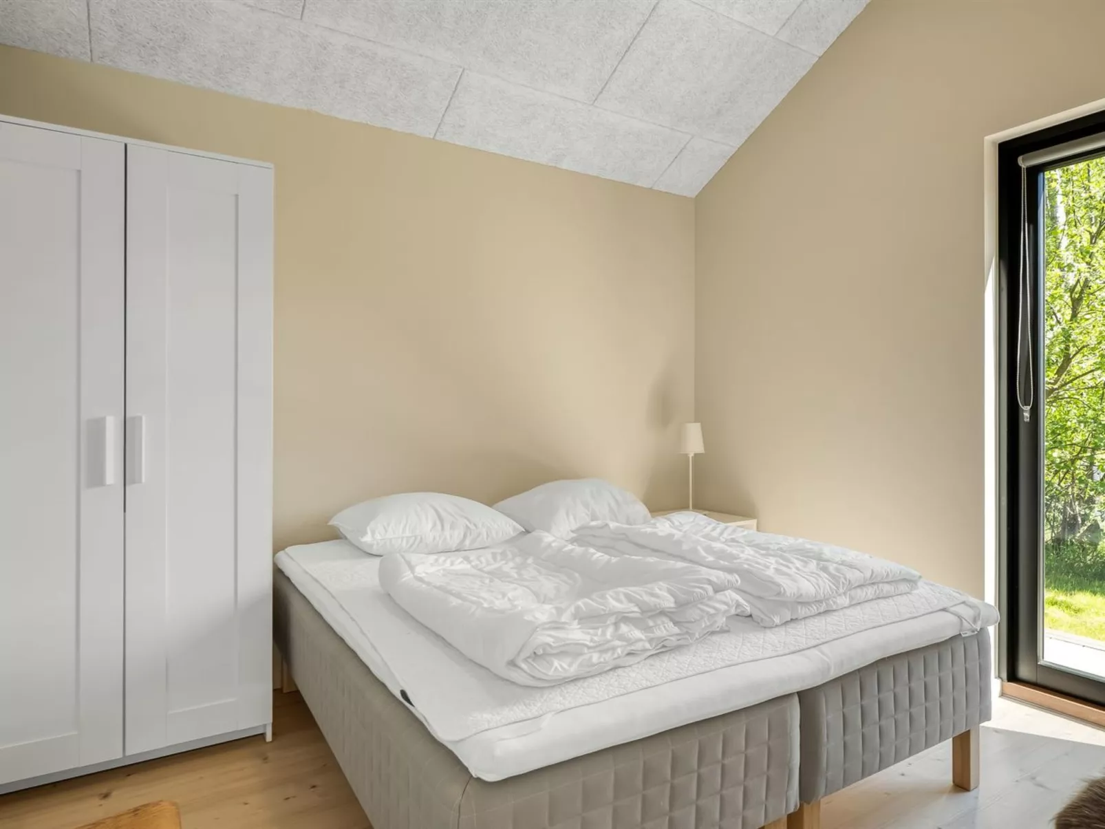 "Alfrede" -  from the sea-Dedans