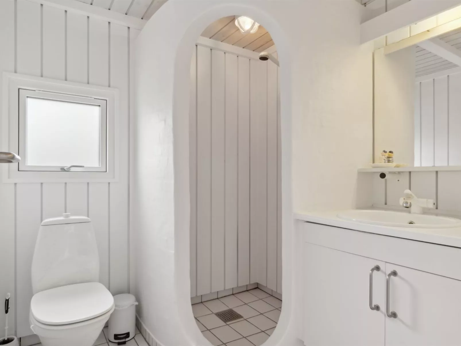 "Hrefna" - 500m from the sea-Inside