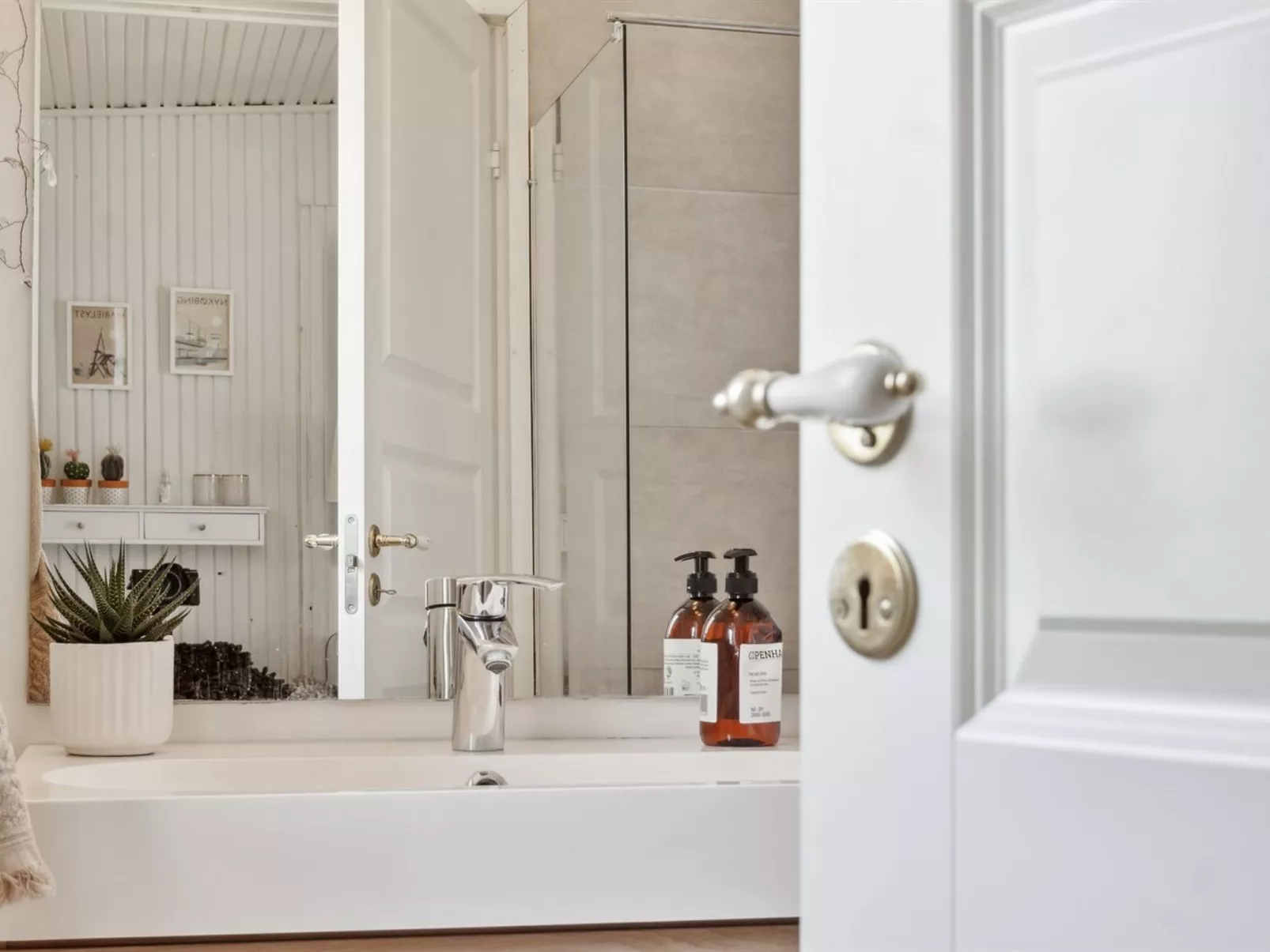 "Thorlak" - 860m from the sea-Inside