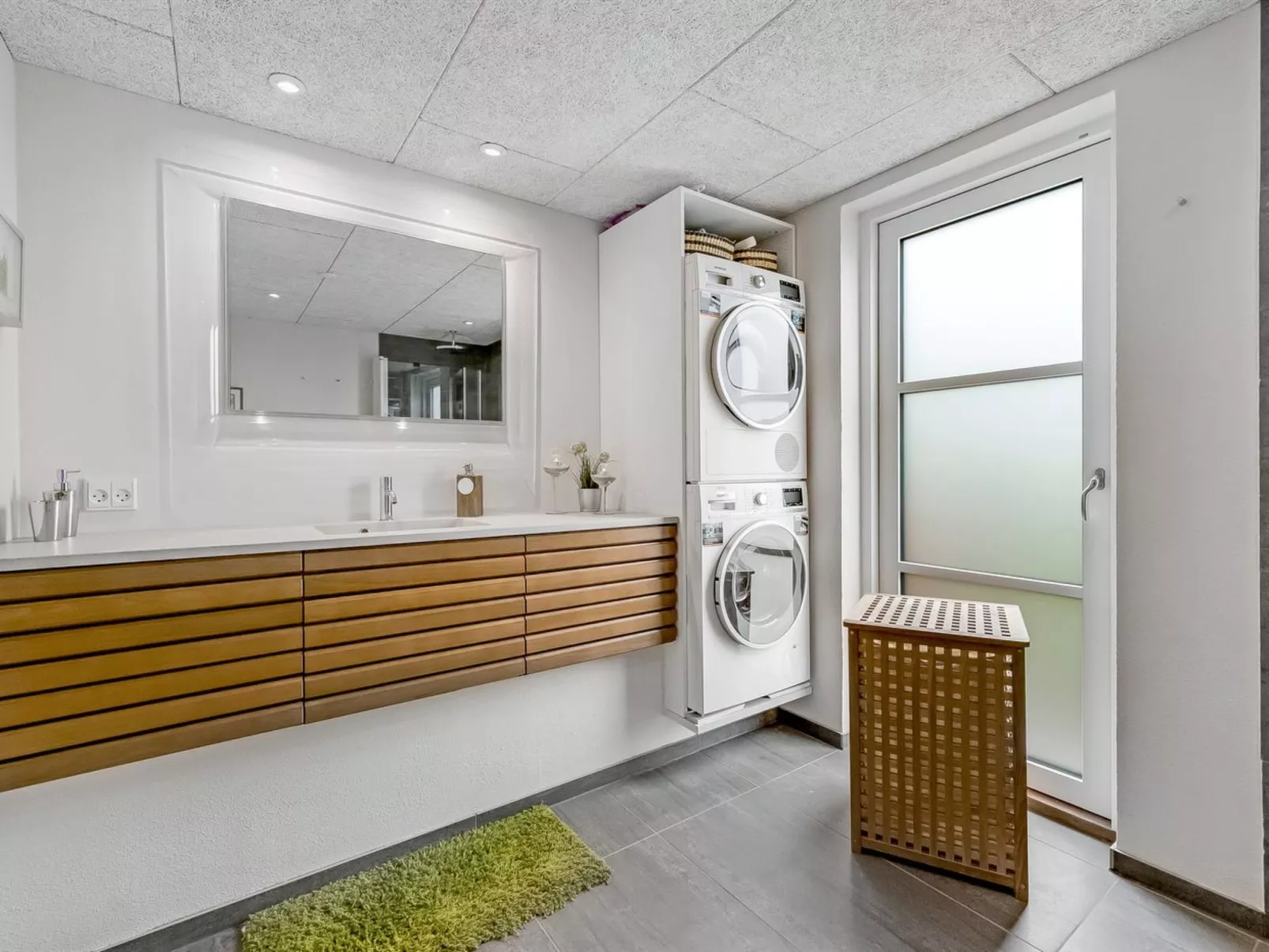 "Thorid" - 800m from the sea-Inside