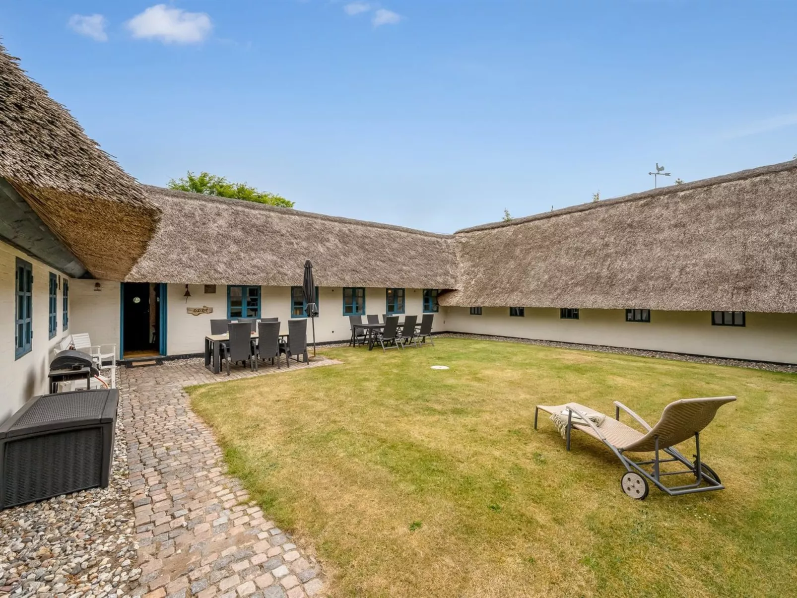 "Tatiane" - 10km from the sea-Outside