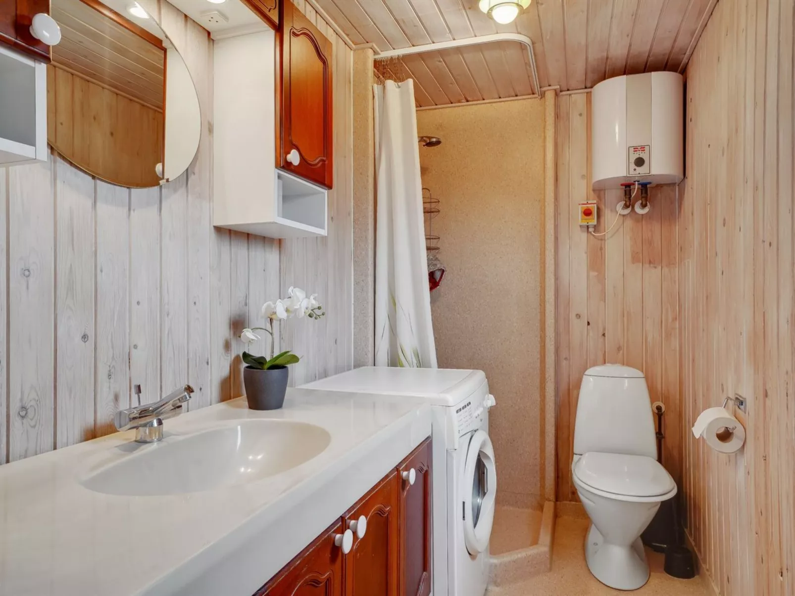 "Ormar" - 100m to the fjord-Drinnen