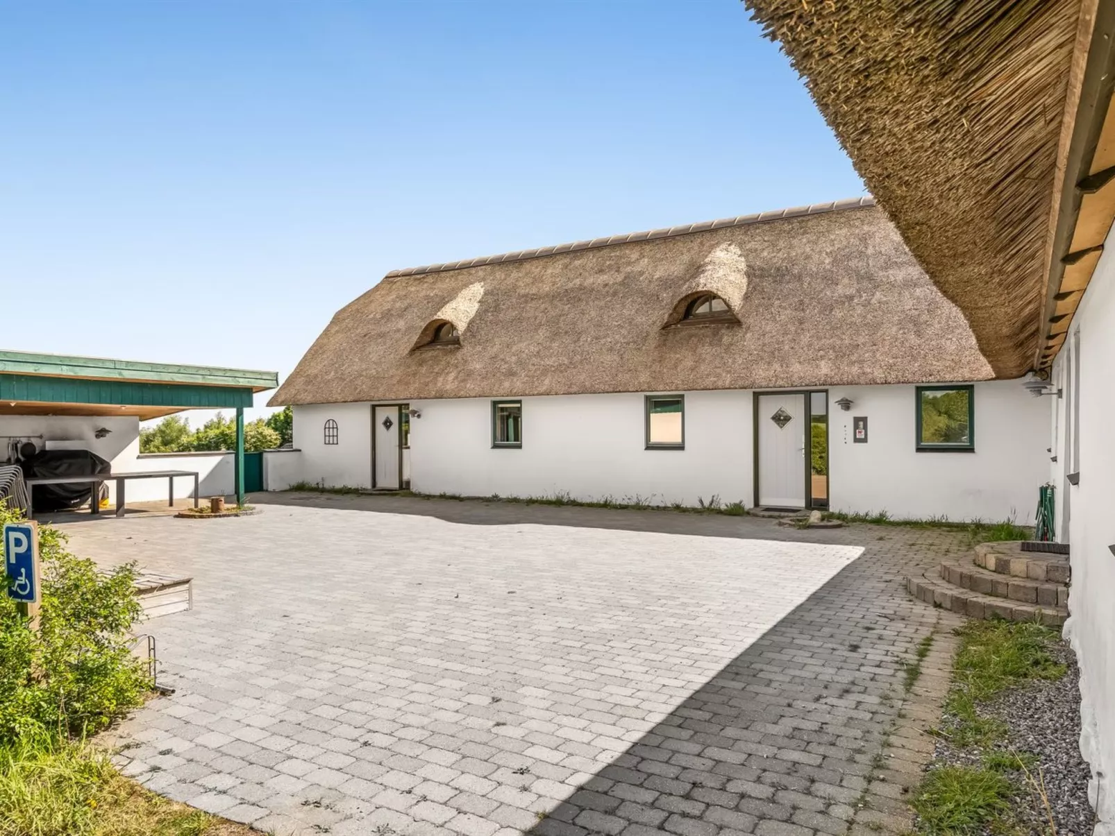 "Annli" - 800m to the fjord-Outside