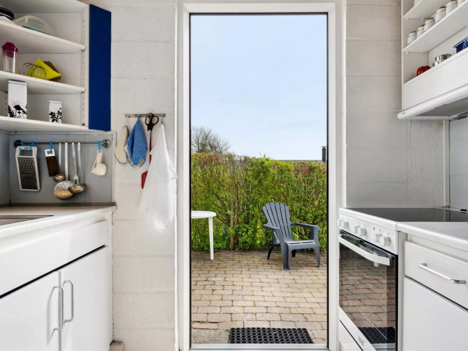 "Aletha" - 300m to the fjord-Drinnen