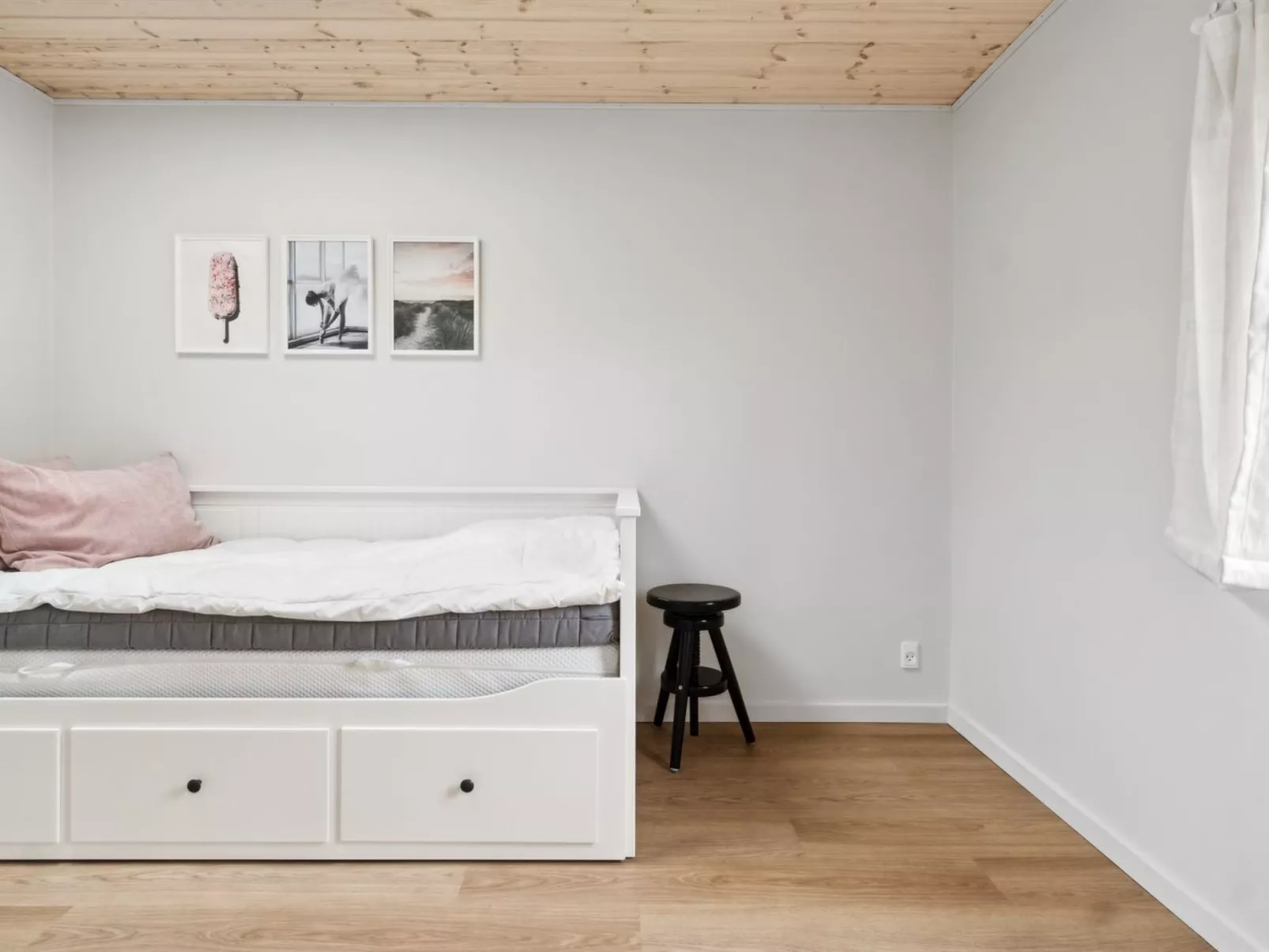 "Janna" - 1.4km from the sea-Inside