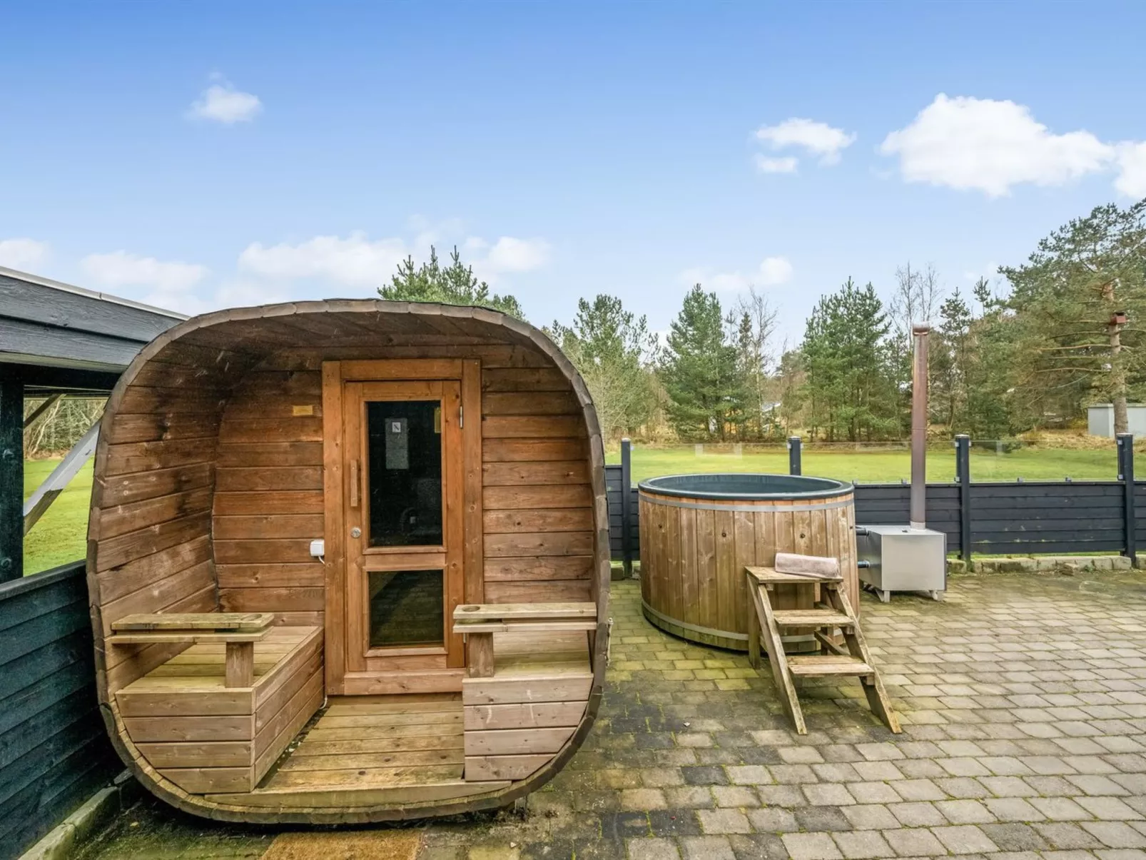 "Orm" - 2.3km from the sea-Drinnen