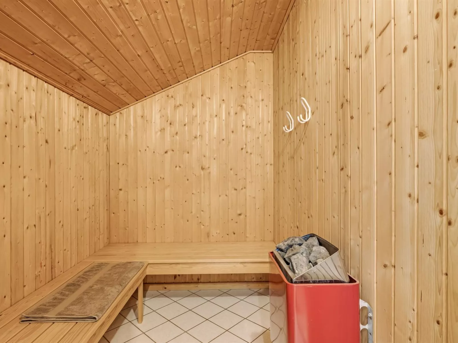 "Yngvy" - 1.3km from the sea-Inside