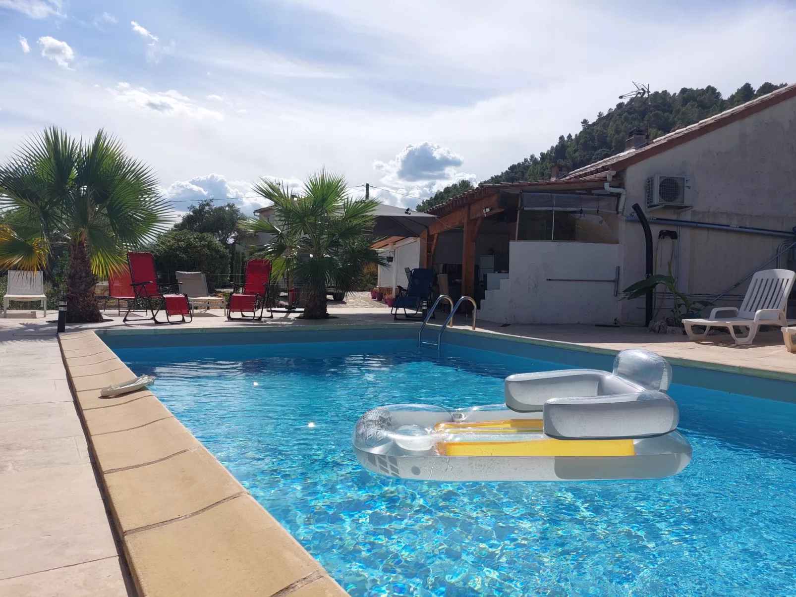 Les Lauriers Blancs-Outside