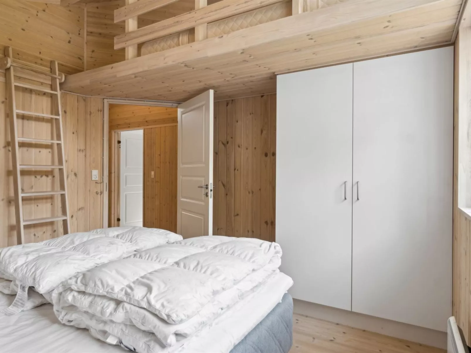 "Launo" - 1.1km to the fjord-Drinnen