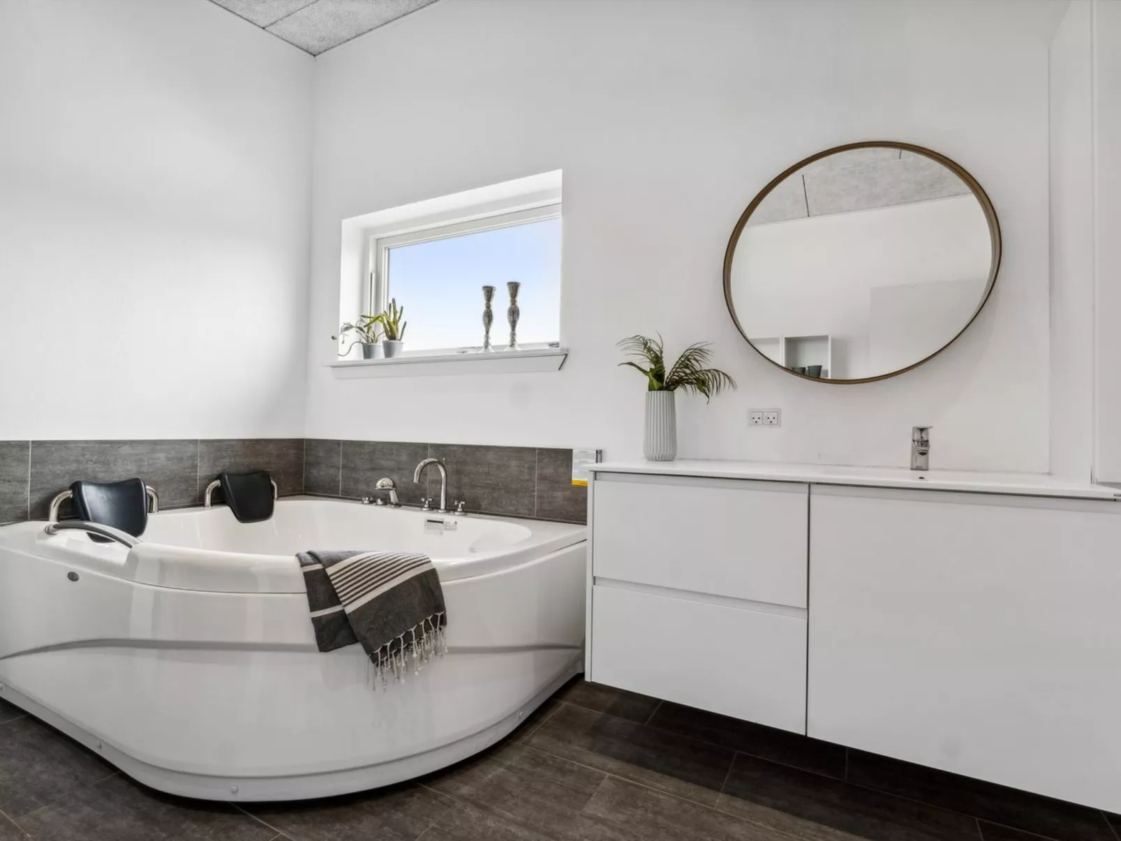 "Ingebrit" - 1.4km from the sea-Drinnen