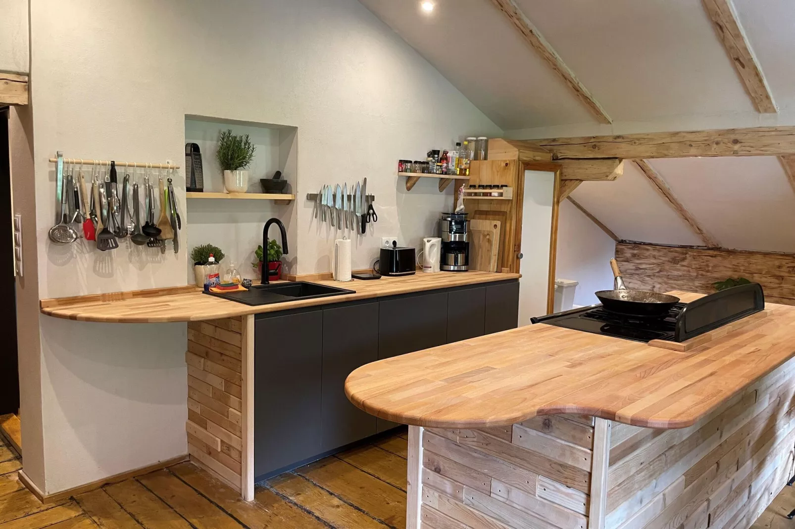 Backyard Mountain Hostel-Kitchen