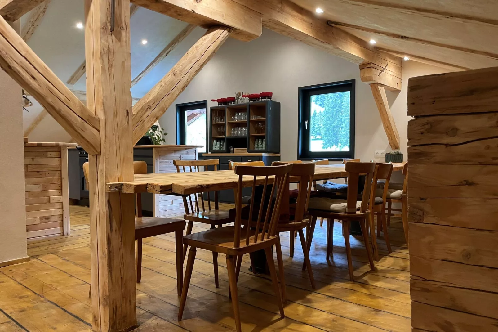 Backyard Mountain Hostel-Dining room