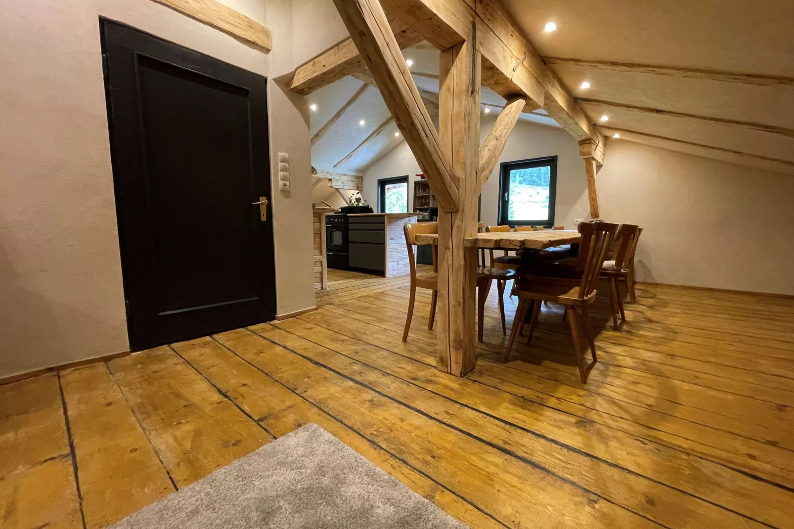 Backyard Mountain Hostel-Dining room