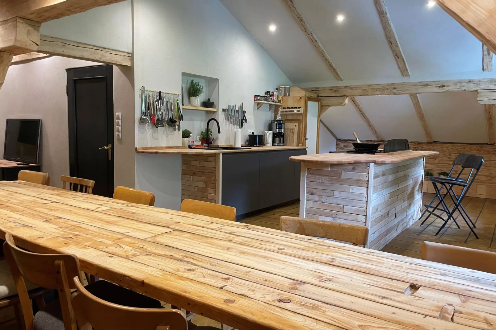 Backyard Mountain Hostel-Kitchen