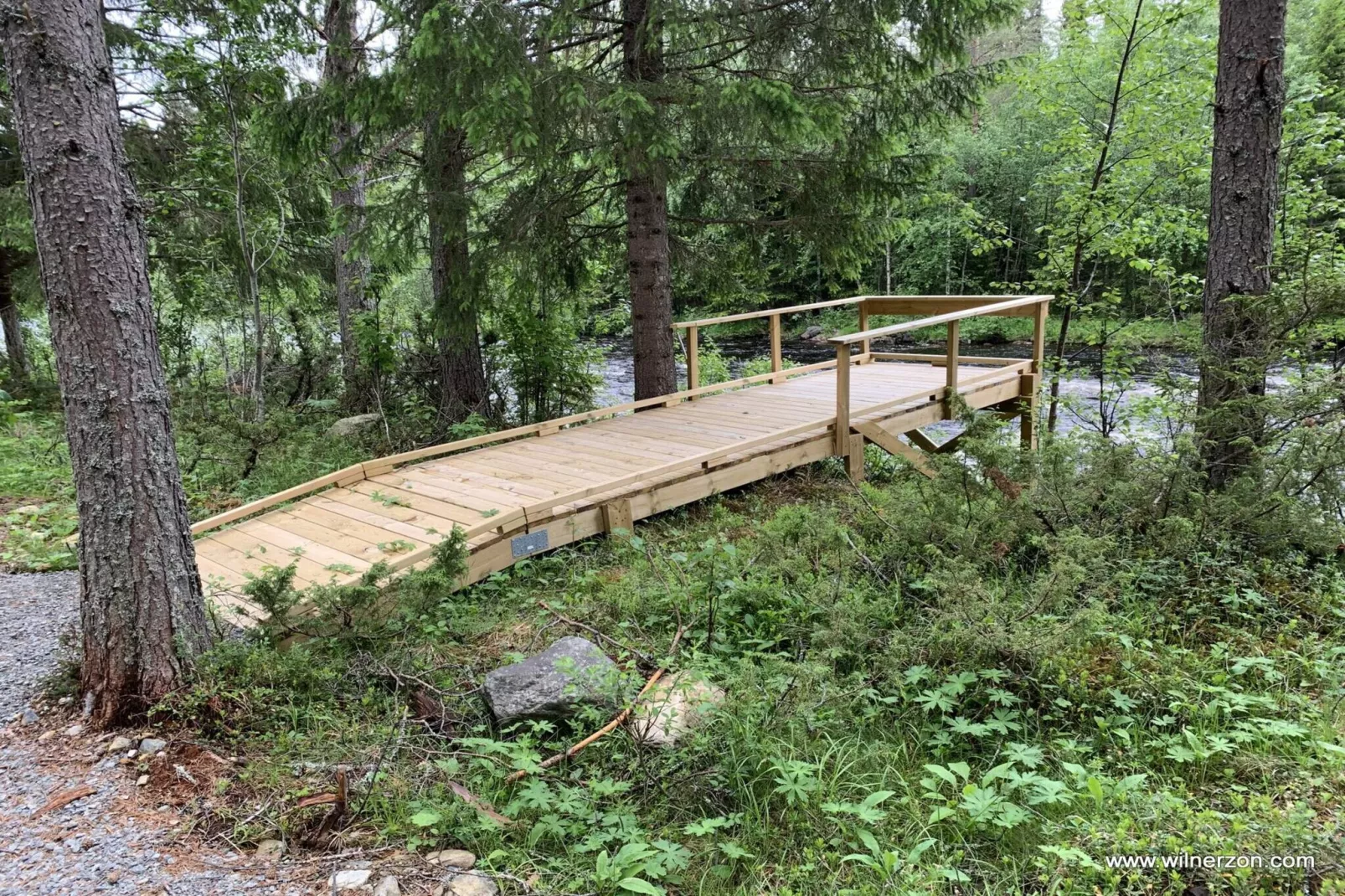 Rotes Bauernhaus in der Nähe von Forsheda-Wasserblick