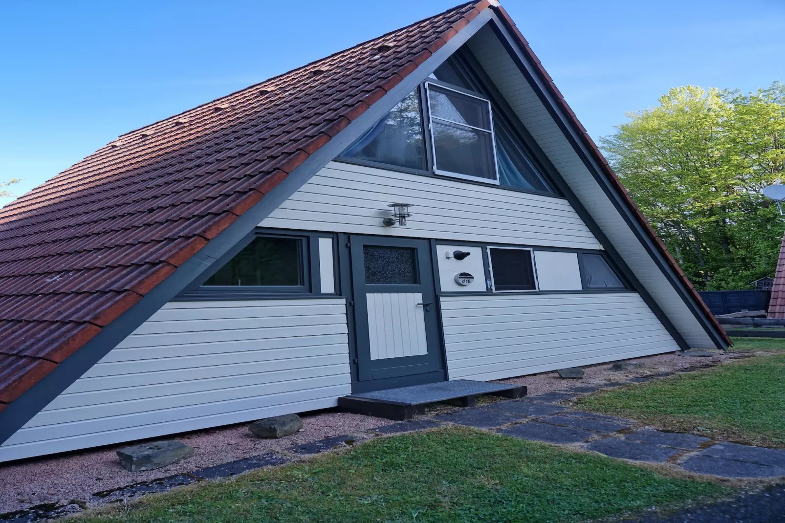 Ronshausen 1-Exterior in summer