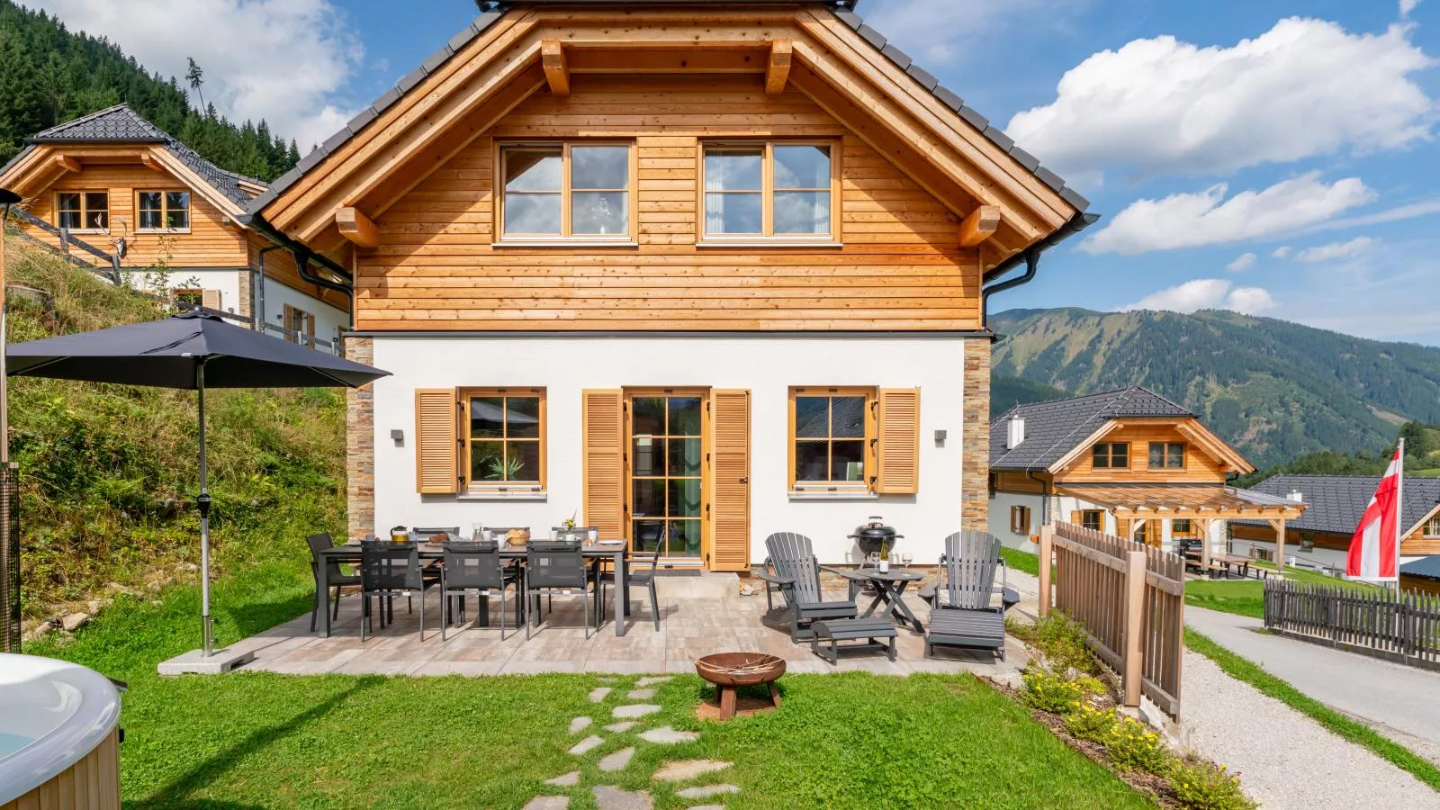 Alpenjoy Lodge-Exterior in summer