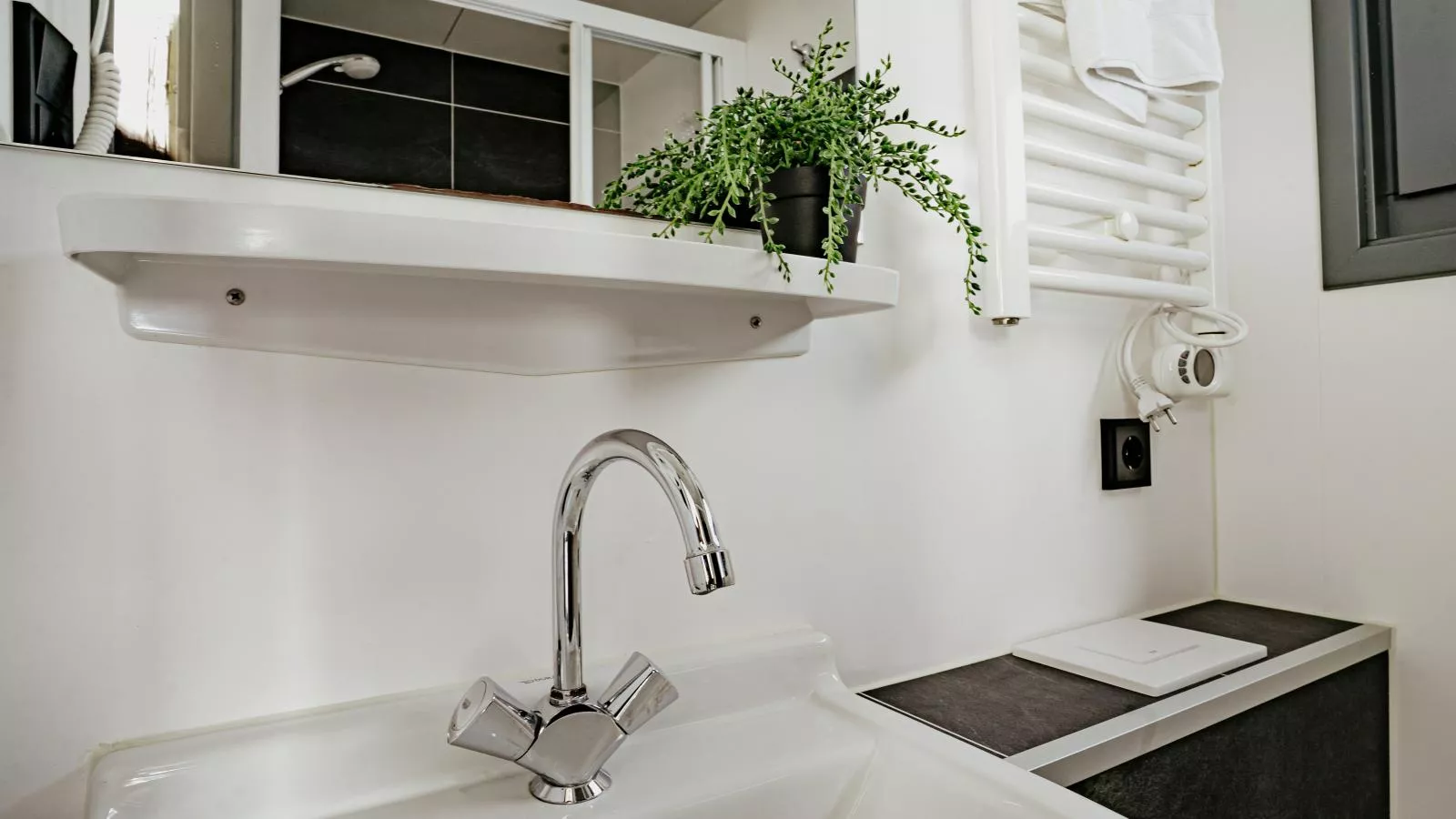 Tiny houseboat Uitgeest I-Bathroom