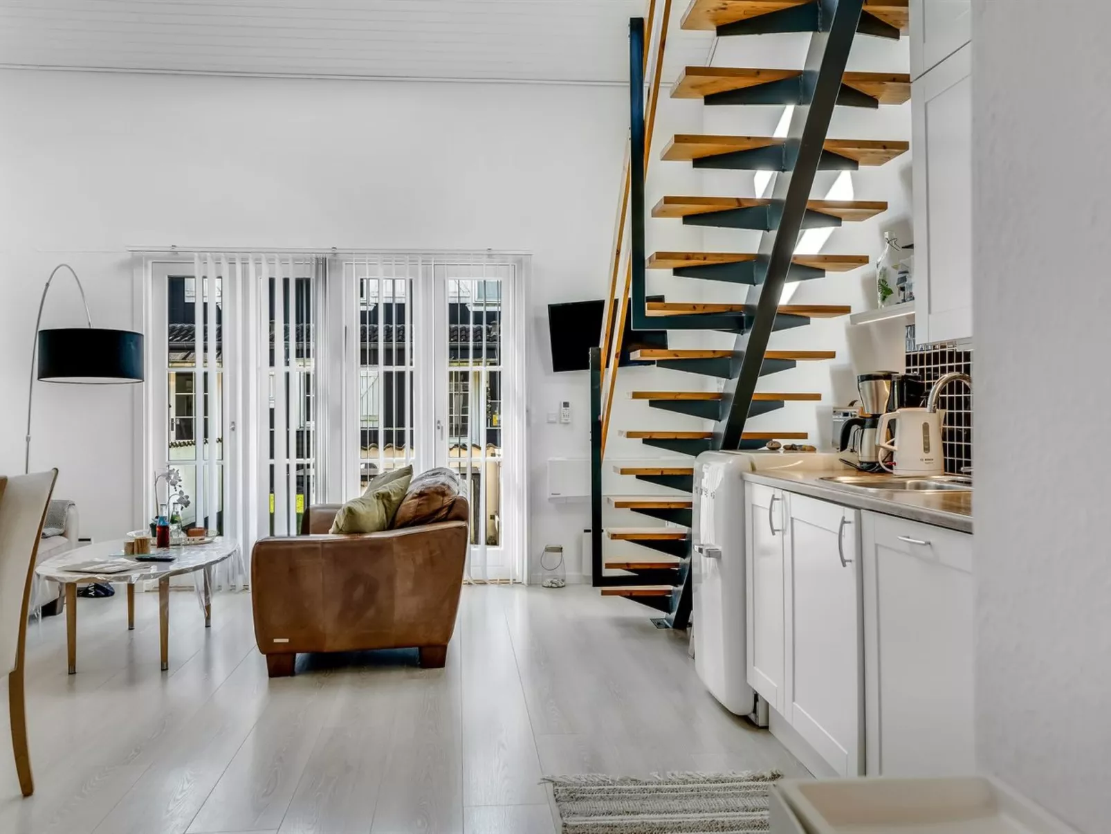 "Eleen" - 100m to the fjord-Drinnen