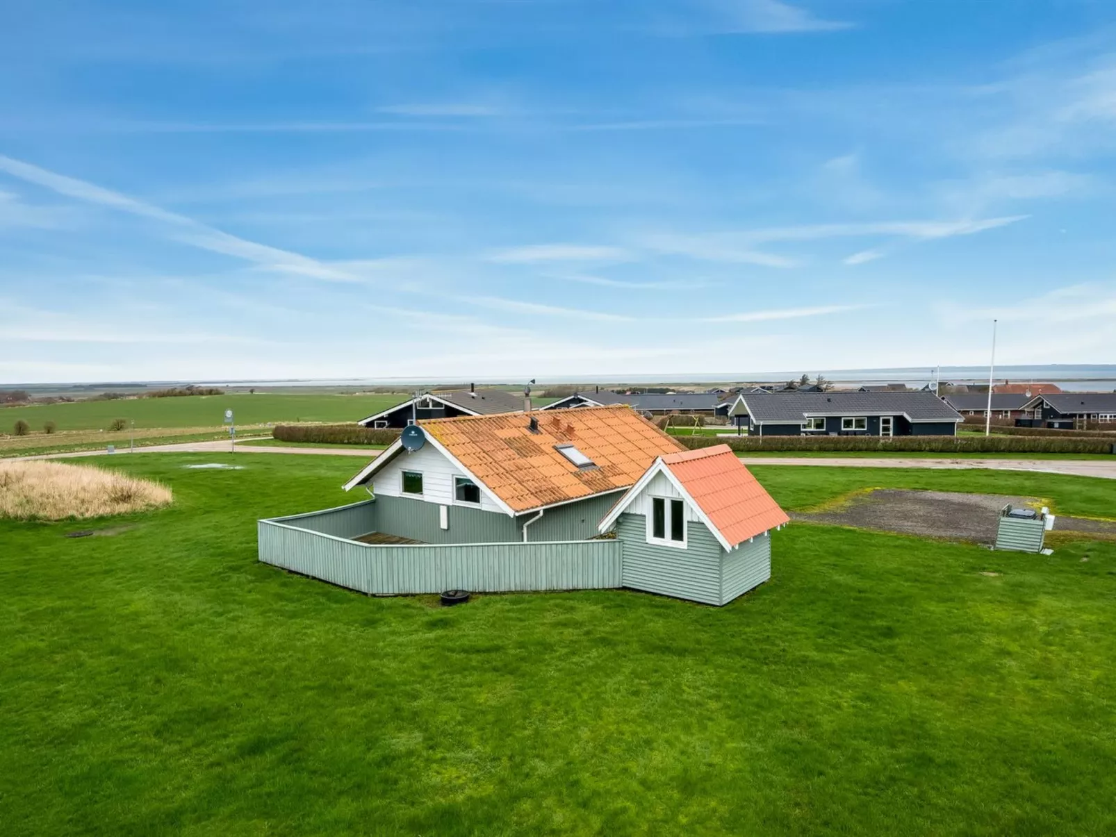 "Lonne" - 750m to the fjord-Outside