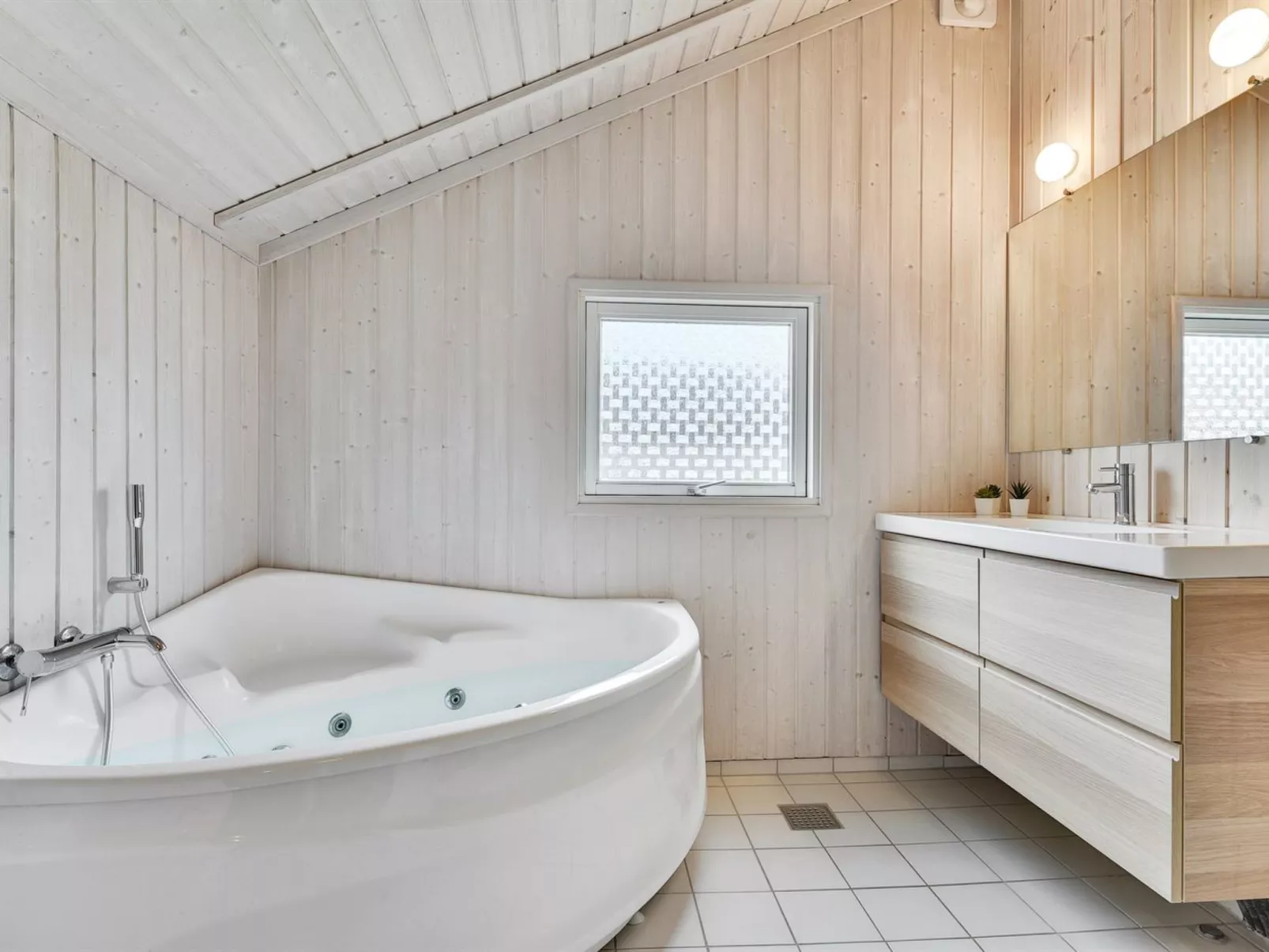 "Tore" - 200m from the sea-Drinnen