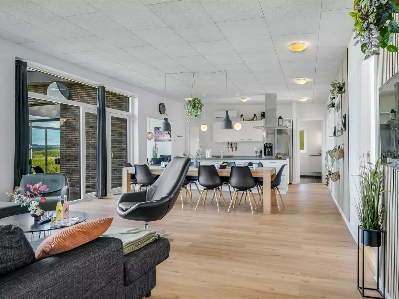 "Eloise" - 50m to the fjord-Drinnen