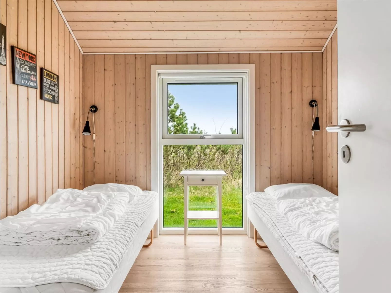 "Dory" - 1.0km from the sea-Inside