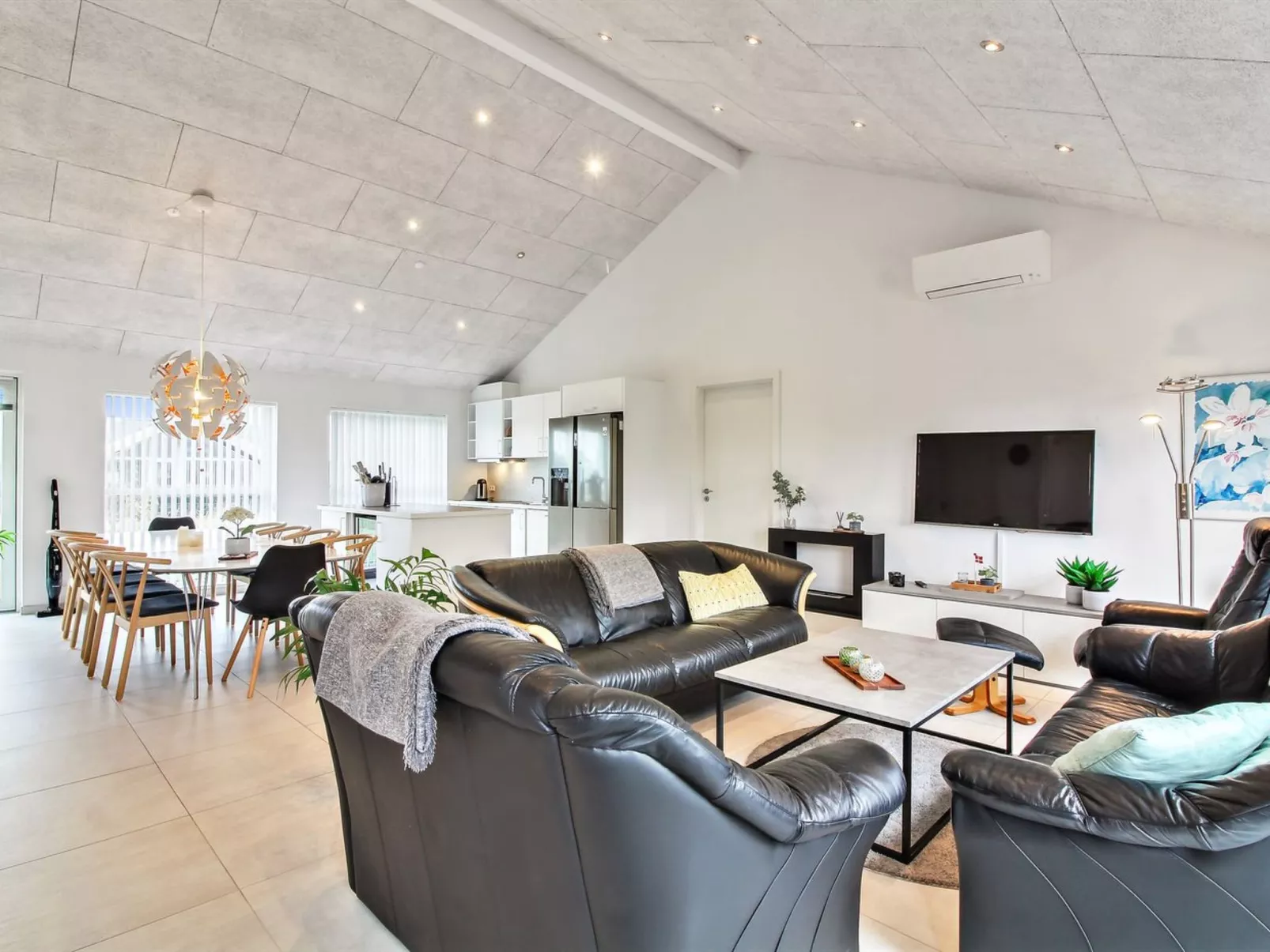 "Edgar" - 1.5km from the sea-Inside