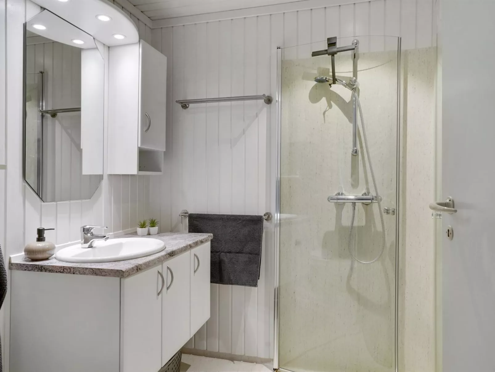 "Elevus" - 10m from the sea-Drinnen