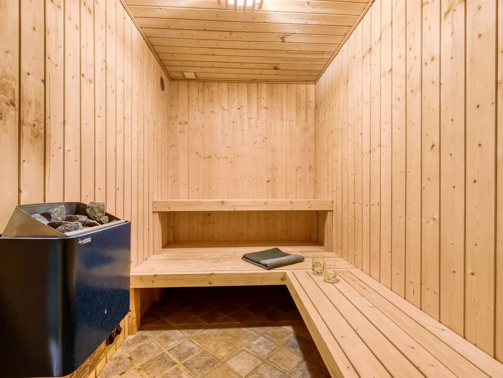 "Ginny" - 300m to the fjord-Inside