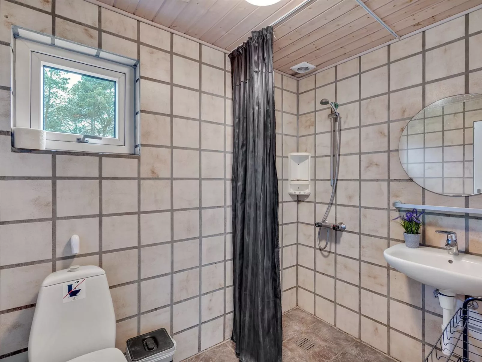 "Vicktoria" - 500m to the fjord-Drinnen