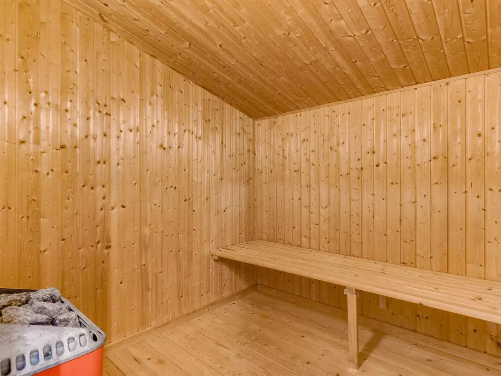 "Emeline" - 1.7km from the sea-Inside