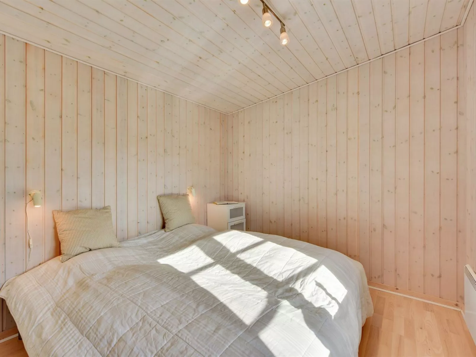 "Ayu" - 100m from the sea-Drinnen