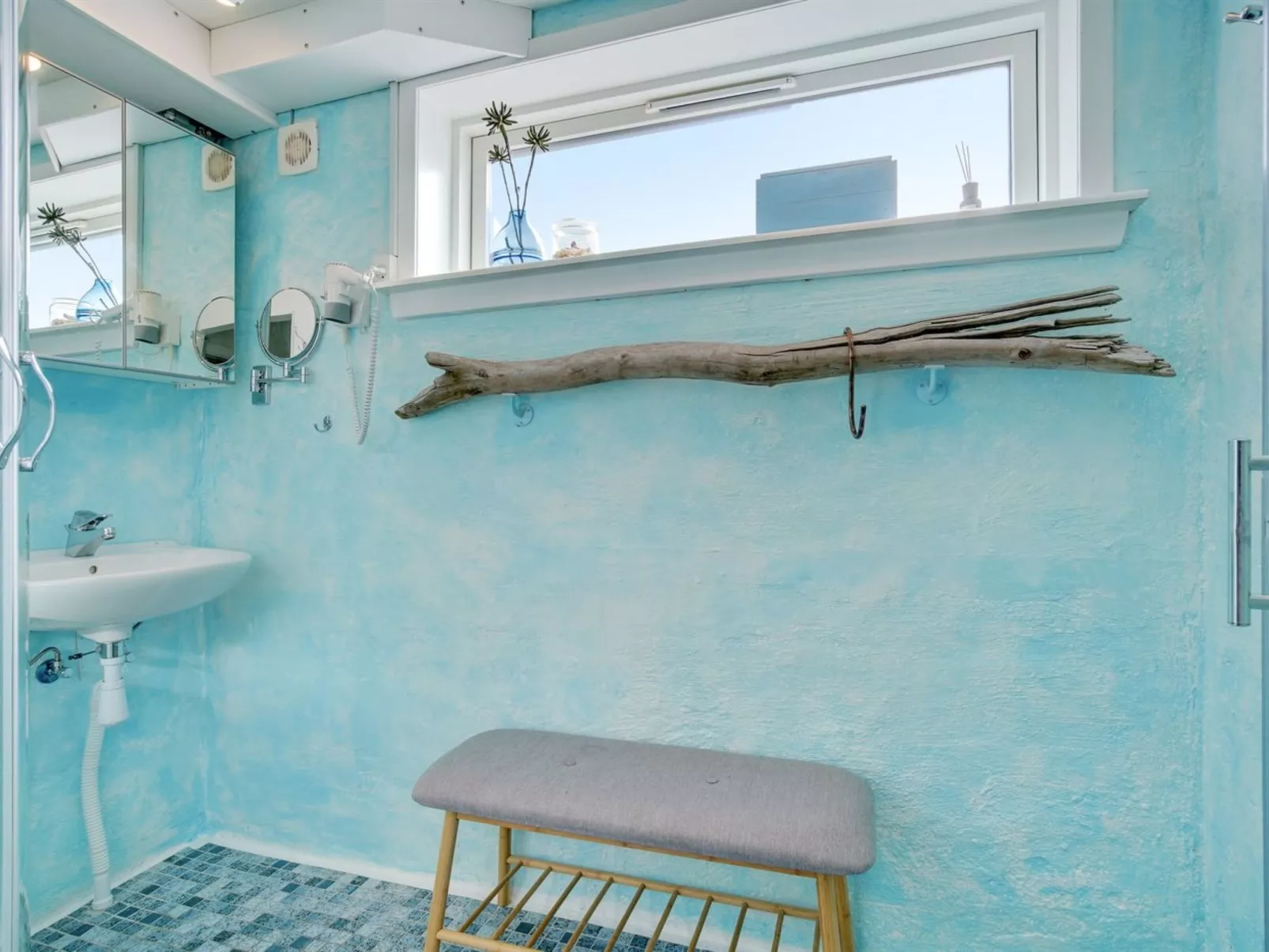 "Kurt" - 600m from the sea-Drinnen