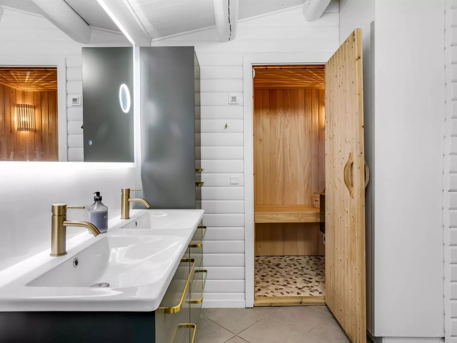 "Aika" - 500m from the sea-Drinnen