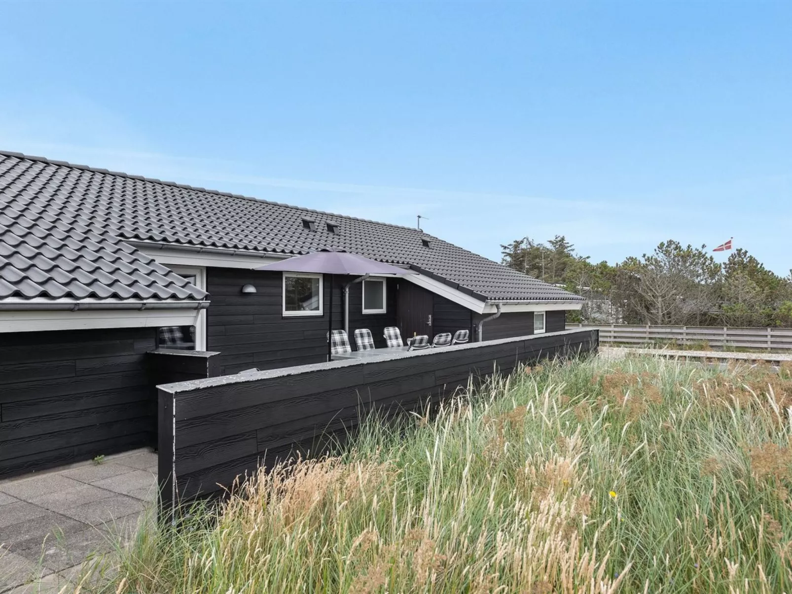 "Mavis" - 800m from the sea-Outside