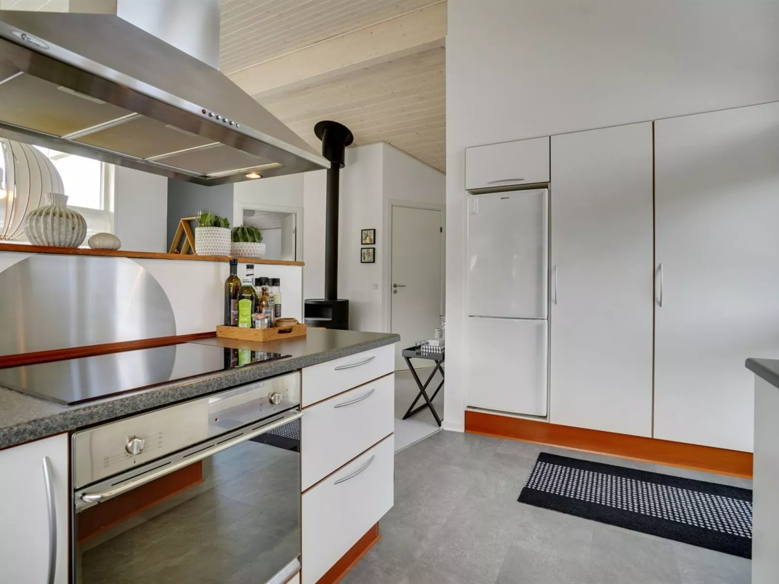 "Sjarlotte" - 100m from the sea-Inside