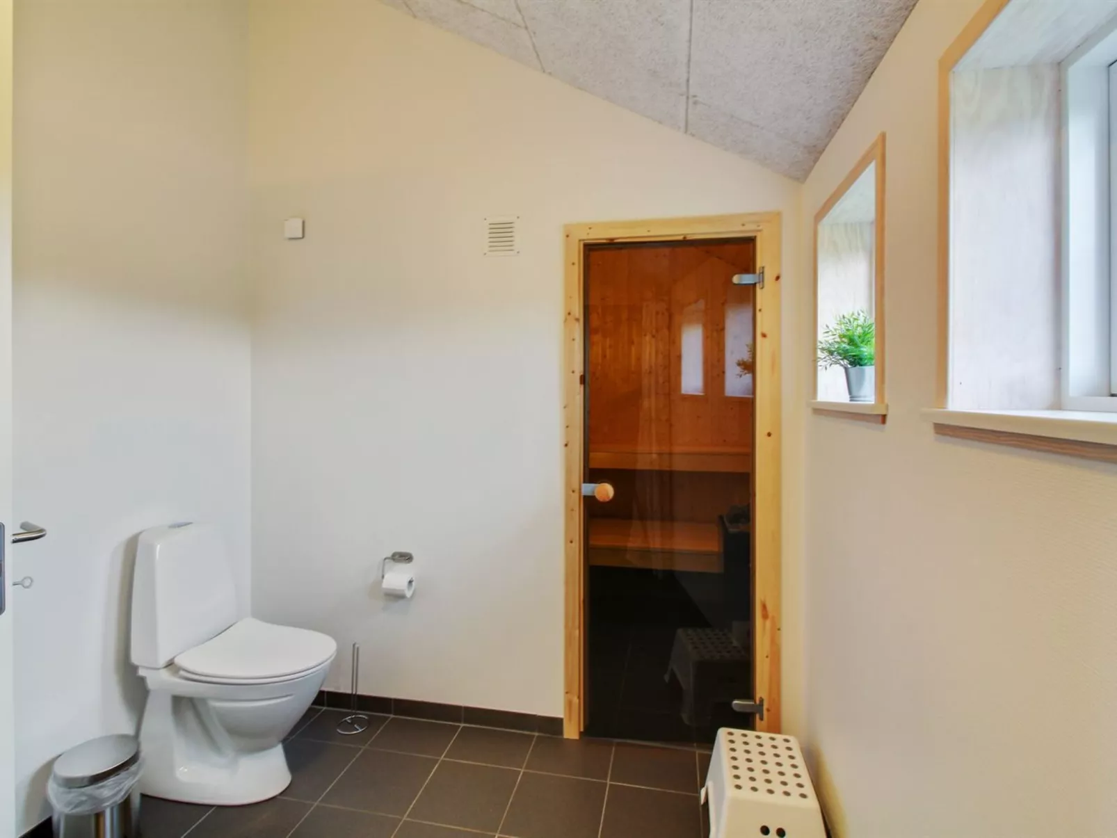 "Ethel" - 1.5km to the fjord-Drinnen