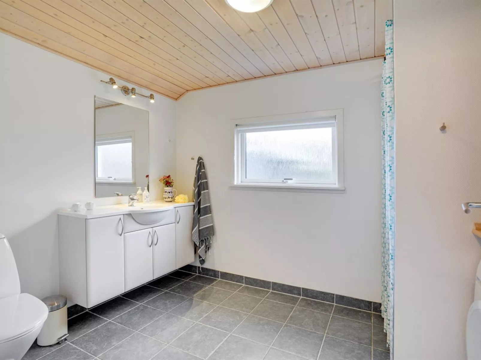 "Daina" - 400m to the fjord-Drinnen